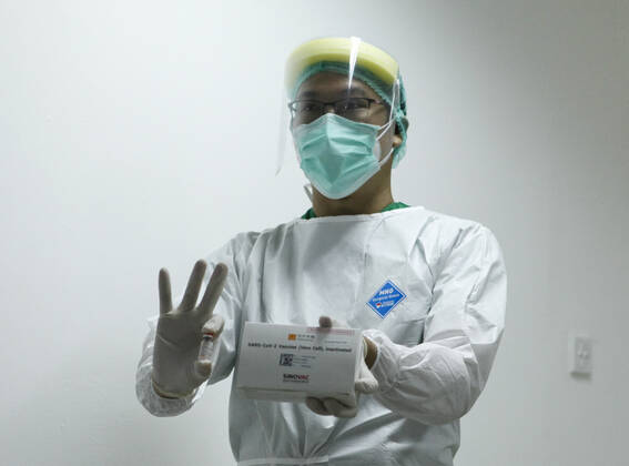 (210114) -- JAKARTA, Jan. 14, 2021 -- A medical worker shows China s Sinovac COVID-19 vaccine at Cipto Mangunkusumo Hospital in downtown Jakarta, Indonesia, Jan. 14, 2021. Indonesia begins its large scale vaccination on Thursday. ) INDONESIA-JAKARTA-COVID-19-VACCINATION YexPingfan 