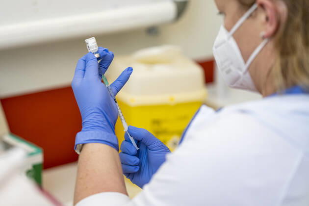 COVID 19 VACCINATION CENTER IN WEIMAR OPENS 13 01 2021 Weimar A staff member prepares the vaccine at the vaccination center at the mon ami in Weimar, Thuringia, on 13 January 2021 The Free State of Thuringia has started anti-COVID 19 vaccinations at the vaccination centers on 13 January 2021