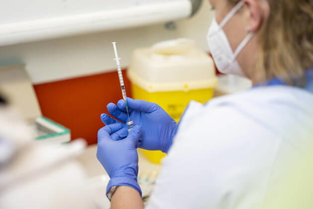 COVID 19 VACCINATION CENTER IN WEIMAR OPENS 13 01 2021 Weimar A staff member prepares the vaccine at the vaccination center at the mon ami in Weimar, Thuringia, on 13 January 2021 The Free State of Thuringia has started anti-COVID 19 vaccinations at the vaccination centers on 13 January 2021