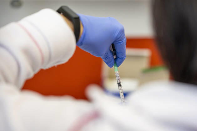 COVID 19 VACCINATION CENTER IN WEIMAR OPENS 13 01 2021 Weimar A staff member prepares the vaccine at the vaccination center at the mon ami in Weimar, Thuringia, on 13 January 2021 The Free State of Thuringia has started anti-COVID 19 vaccinations at the vaccination centers on 13 January 2021