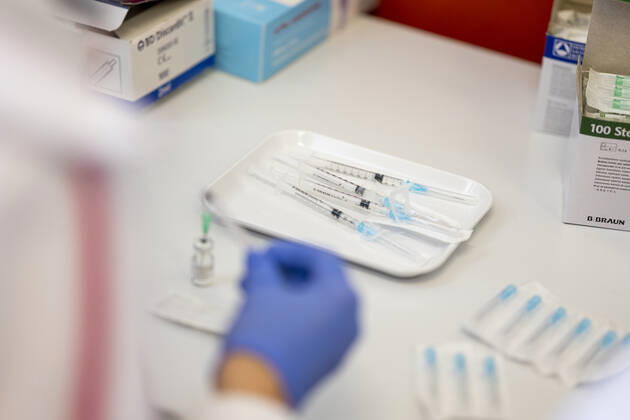 COVID 19 VACCINATION CENTER IN WEIMAR OPENS 13 01 2021 Weimar A staff member prepares the vaccine at the vaccination center at the mon ami in Weimar, Thuringia, on 13 January 2021 The Free State of Thuringia has started anti-COVID 19 vaccinations at the vaccination centers on 13 January 2021