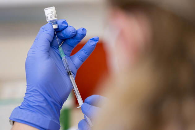 COVID 19 VACCINATION CENTER IN WEIMAR OPENS 13 01 2021 Weimar A staff member prepares the vaccine at the vaccination center at the mon ami in Weimar, Thuringia, on 13 January 2021 The Free State of Thuringia has started anti-COVID 19 vaccinations at the vaccination centers on 13 January 2021