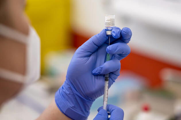 COVID 19 VACCINATION CENTER IN WEIMAR OPENS 13 01 2021 Weimar A staff member prepares the vaccine at the vaccination center at the mon ami in Weimar, Thuringia, on 13 January 2021 The Free State of Thuringia has started anti-COVID 19 vaccinations at the vaccination centers on 13 January 2021