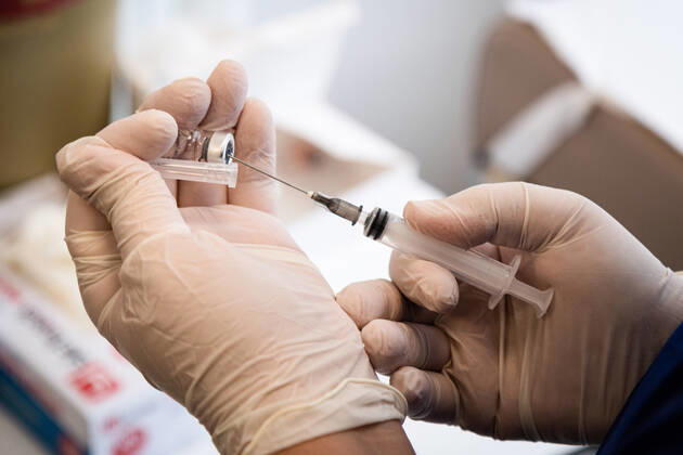 January 14, 2021, Ankara, Turkey: A nurse holds the vaccination syringe and China s Sinovac vaccine vial..China s Sinovac vaccine started to be applied to 81 cities in Turkey. In Ankara City Hospital, the vaccination was applied to the hospital staff first in order to protect them from possible Covid-19 infected patients. Ankara Turkey - ZUMAs197 20210114_zaa_s197_008 Copyright: xTunahanxTurhanx