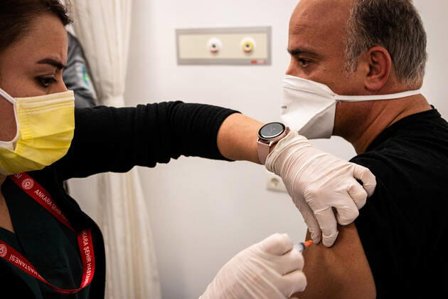 January 14, 2021, Ankara, Turkey: A nurse inject the China s Sinovac vaccine vial to a hospital staff..China s Sinovac vaccine started to be applied to 81 cities in Turkey. In Ankara City Hospital, the vaccination was applied to the hospital staff first in order to protect them from possible Covid-19 infected patients. Ankara Turkey - ZUMAs197 20210114_zaa_s197_013 Copyright: xTunahanxTurhanx