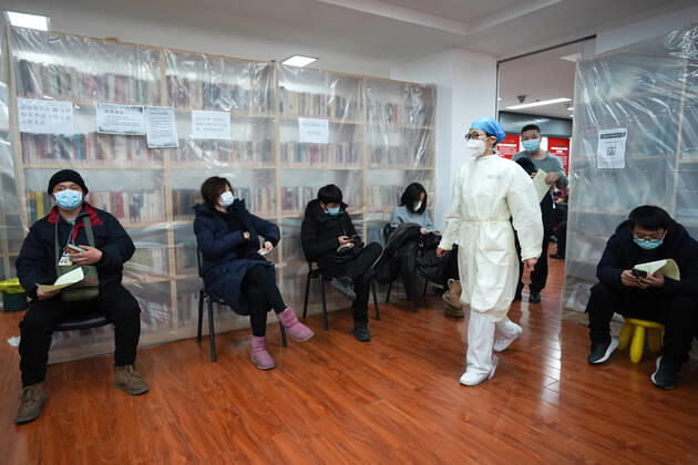 (210114) -- BEIJING, Jan. 14, 2021 -- A medical worker is on duty in the observation area at a temporary inoculation site in Dongcheng District in Beijing, capital of China, Jan. 14, 2021. Beijing is expected to complete administering the first dose of the jab among specific groups of people with higher infection risks by Friday. ) CHINA-BEIJING-COVID-19 VACCINE (CN) JuxHuanzong 
