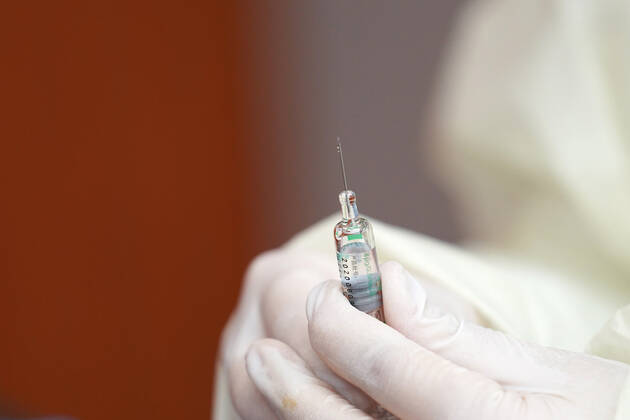 (210114) -- BEIJING, Jan. 14, 2021 -- A medical worker from the Beijng Puren Hospital prepares a dose of COVID-19 vaccine at a temporary inoculation site in Dongcheng District in Beijing, capital of China, Jan. 14, 2021. Beijing is expected to complete administering the first dose of the jab among specific groups of people with higher infection risks by Friday. ) CHINA-BEIJING-COVID-19 VACCINE (CN) JuxHuanzong 