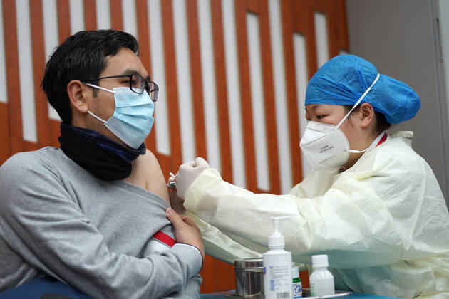 (210114) -- BEIJING, Jan. 14, 2021 -- A medical worker from the Beijng Puren Hospital inoculates a recipient with a COVID-19 vaccine at a temporary inoculation site in Dongcheng District in Beijing, capital of China, Jan. 14, 2021. Beijing is expected to complete administering the first dose of the jab among specific groups of people with higher infection risks by Friday. ) CHINA-BEIJING-COVID-19 VACCINE (CN) JuxHuanzong 