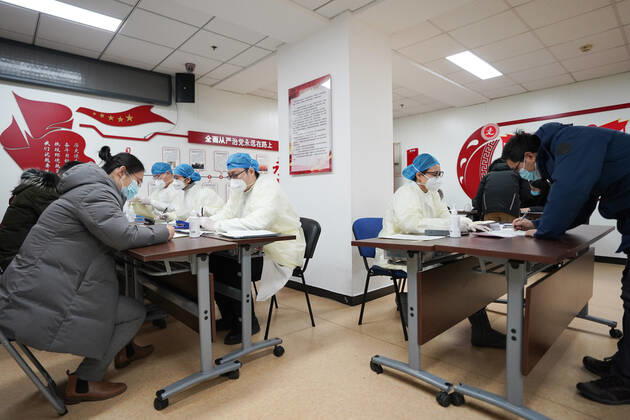 (210114) -- BEIJING, Jan. 14, 2021 -- Medical workers explain the content of the letter of informed consent to recipients of COVID-19 vaccine at a temporary inoculation site in Dongcheng District in Beijing, capital of China, Jan. 14, 2021. Beijing is expected to complete administering the first dose of the jab among specific groups of people with higher infection risks by Friday. ) CHINA-BEIJING-COVID-19 VACCINE (CN) JuxHuanzong 