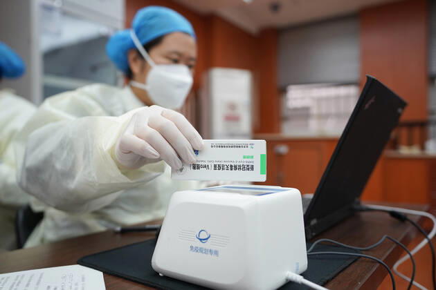 (210114) -- BEIJING, Jan. 14, 2021 -- A medical worker from the Beijng Puren Hospital registers a dose of COVID-19 vaccine by scanning its regulatory code at a temporary inoculation site in Dongcheng District in Beijing, capital of China, Jan. 14, 2021. Beijing is expected to complete administering the first dose of the jab among specific groups of people with higher infection risks by Friday. ) CHINA-BEIJING-COVID-19 VACCINE (CN) JuxHuanzong 
