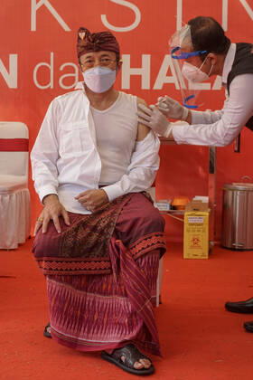 January 14, 2021, Denpasar, Bali, Indonesia: Bali province government top officials injected with Sinovac vaccine. Bali to start the first dose of Covid-19 vaccination program towards the public servants official and the health workers, which held at Bali Mandara Hospital. Denpasar Indonesia - ZUMAb245 20210114_zip_b245_010 Copyright: xDickyxBisinglasix