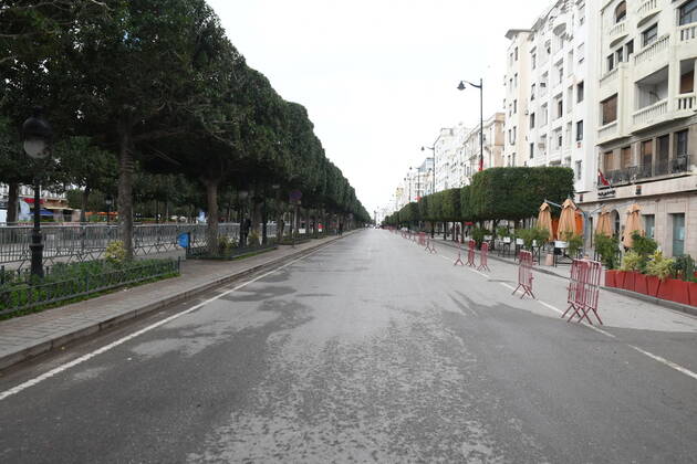 (210114) -- TUNIS, Jan. 14, 2021 -- Photo taken on Jan. 14, 2021 shows a street during a lockdown in Tunis, Tunisia. Tunisia decided to impose a general lockdown for a period of four days starting from Thursday, to contain the rapid spread of COVID-19 in the country. (Photo by Xinhua) TUNISIA-TUNIS-COVID-19-LOCKDOWN AdelxEzzine 