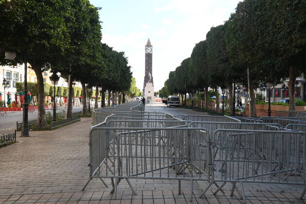 (210114) -- TUNIS, Jan. 14, 2021 -- Barricades are seen on a street during a lockdown in Tunis, Tunisia, on Jan. 14, 2021. Tunisia decided to impose a general lockdown for a period of four days starting from Thursday, to contain the rapid spread of COVID-19 in the country. (Photo by Xinhua) TUNISIA-TUNIS-COVID-19-LOCKDOWN AdelxEzzine 