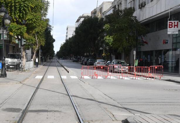 (210114) -- TUNIS, Jan. 14, 2021 -- A street is seen blocked during a lockdown in Tunis, Tunisia, on Jan. 14, 2021. Tunisia decided to impose a general lockdown for a period of four days starting from Thursday, to contain the rapid spread of COVID-19 in the country. (Photo by Xinhua) TUNISIA-TUNIS-COVID-19-LOCKDOWN AdelxEzzine 