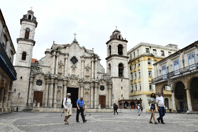 (210115) -- HAVANA, Jan. 15, 2021 -- People wearing face masks walk on a street in Havana, Cuba, Jan. 14, 2021. Local government in Havana announced new restrictive measures in response to the COVID-19 pandemic as 550 new cases were logged nationwide on Wednesday, setting a new daily record for the sixth day in a row. (Photo by Xinhua) CUBA-HAVANA-COVID-19-CASES JoaquinxHernandez 