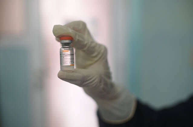 (210115) -- SOUTH TANGERANG, Jan. 15, 2021 -- A health worker presents a dose of China s Sinovac COVID-19 vaccine at a community health center in South Tangerang, Banten province, Indonesia, Jan. 15, 2021. ) INDONESIA-SOUTH TANGERANG-COVID 19-VACCINATION Zulkarnain 