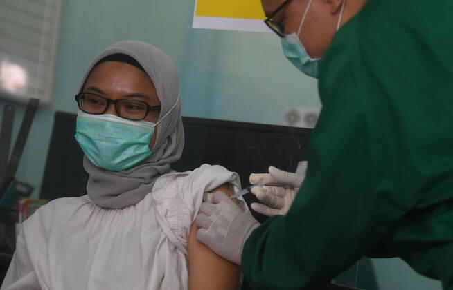 (210115) -- SOUTH TANGERANG, Jan. 15, 2021 -- A health worker receives a dose of China s Sinovac COVID-19 vaccine at a community health center in South Tangerang, Banten province, Indonesia, Jan. 15, 2021. ) INDONESIA-SOUTH TANGERANG-COVID 19-VACCINATION Zulkarnain 