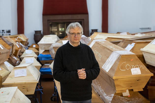 Germany, Saxony, Städtisches Bestattungswesen Meißen GmbH, crematorium, coffins piled up by Corona in the festival hall, managing director Jörg Schaldach, 14 01 2021