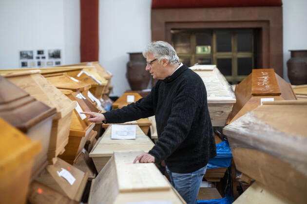 Germany, Saxony, Städtisches Bestattungswesen Meißen GmbH, crematorium, coffins piled up by Corona in the festival hall, managing director Jörg Schaldach, 14 01 2021