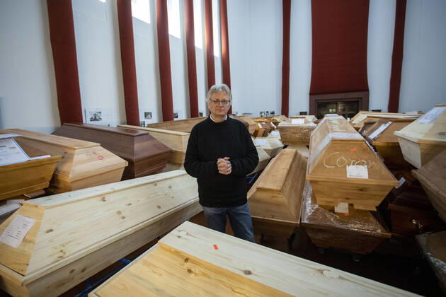 Germany, Saxony, Städtisches Bestattungswesen Meißen GmbH, crematorium, coffins piled up by Corona in the festival hall, managing director Jörg Schaldach, 14 01 2021