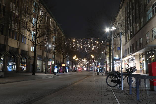 Hamburg theme photo Corona, Lockdown, Hamburg, 14 01 2021 The evening illuminated, deserted inner city of Hamburg around the Europapassage, theme photo Corona, Lockdown, Hamburg Copyright: xAugstx xEibner-Pressefotox EP_jat