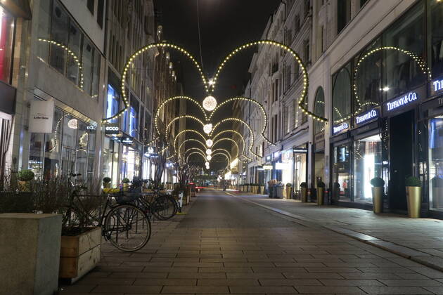 Hamburg theme photo Corona, Lockdown, Hamburg, 14 01 2021 The evening illuminated, deserted inner city of Hamburg around the Europapassage, theme photo Corona, Lockdown, Hamburg Copyright: xAugstx xEibner-Pressefotox EP_jat