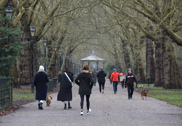 Image Licensed to Parsons Media. 15 01 2021. London, United Kingdom. Battersea Park. Londoners photographed at Battersea Park this morning, as the third lockdown continues.  Copyright: xGustavoxValientex xParsonsxMediax PAR-7022-0007