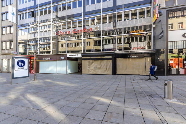 Retail suffers from the Corona Pandemic In the lockdown, shops and stores are closed, only a few people are out and about in the pedestrian zone Königstraße 15 01 2021, Germany, Baden Württemberg, Stuttgart
