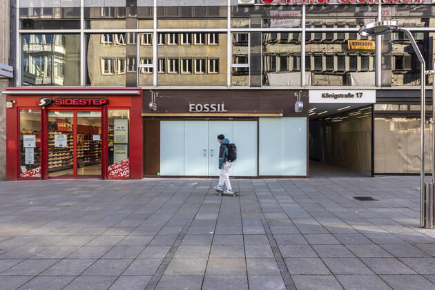 Retail suffers from the Corona Pandemic In the lockdown, shops and stores are closed, only a few people are out and about in the pedestrian zone Königstraße 15 01 2021, Germany, Baden Württemberg, Stuttgart