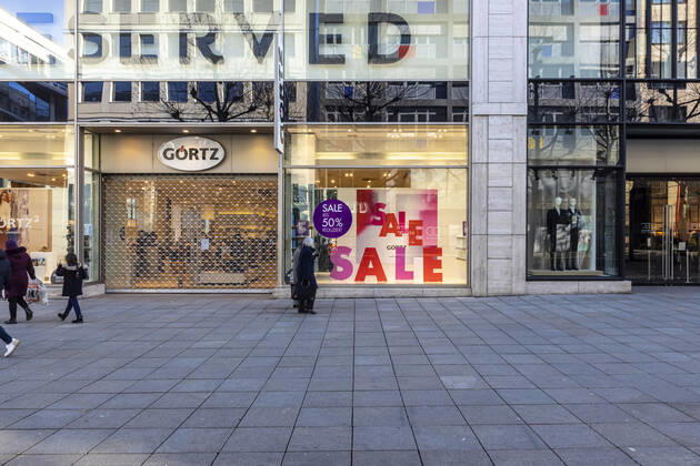 Retail suffers from the Corona Pandemic In the lockdown, shops and stores are closed, only a few people are out and about in the pedestrian zone Königstraße 15 01 2021, Germany, Baden Württemberg, Stuttgart