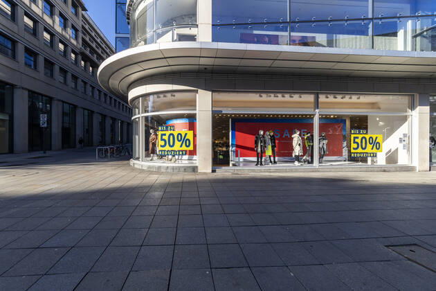 Retail suffers from the Corona Pandemic In the lockdown, shops and stores are closed, only a few people are out and about in the pedestrian zone Königstraße 15 01 2021, Germany, Baden Württemberg, Stuttgart