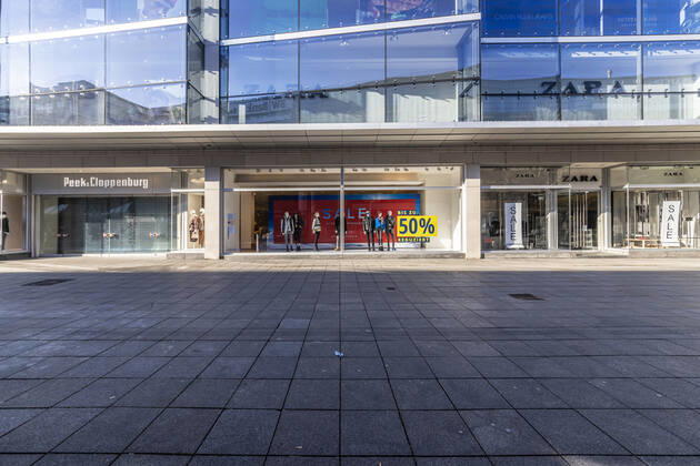 Retail suffers from the Corona Pandemic In the lockdown, shops and stores are closed, only a few people are out and about in the pedestrian zone Königstraße 15 01 2021, Germany, Baden Württemberg, Stuttgart