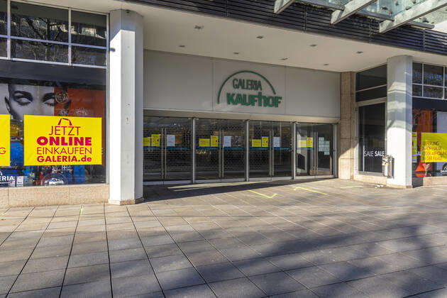 Galeria Kaufhof promotes online shopping Click and Collect Retail suffers from the Corona Pandemic In the lockdown, shops and stores are closed, only a few people are out and about in the pedestrian zone Königstraße 15 01 2021, Germany, Baden Württemberg, Stuttgart