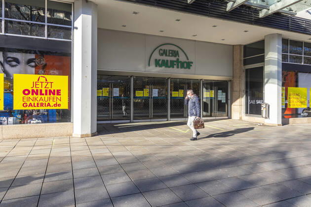 Galeria Kaufhof promotes online shopping Click and Collect Retail suffers from the Corona Pandemic In the lockdown, shops and stores are closed, only a few people are out and about in the pedestrian zone Königstraße 15 01 2021, Germany, Baden Württemberg, Stuttgart