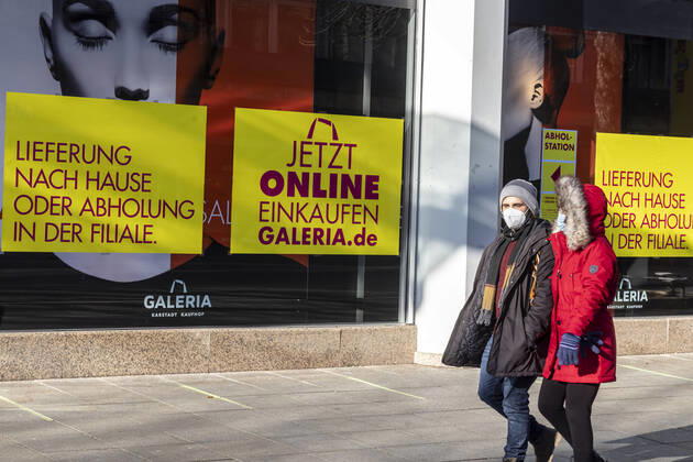 Galeria Kaufhof promotes online shopping Click and Collect Retail suffers from the Corona Pandemic In the lockdown, shops and stores are closed, only a few people are out and about in the pedestrian zone Königstraße 15 01 2021, Germany, Baden Württemberg, Stuttgart