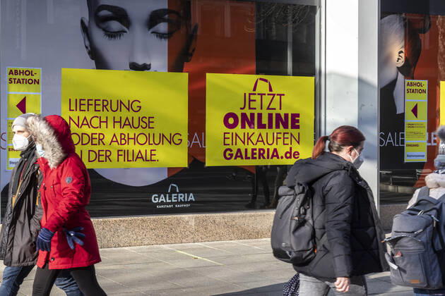 Galeria Kaufhof promotes online shopping Click and Collect Retail suffers from the Corona Pandemic In the lockdown, shops and stores are closed, only a few people are out and about in the pedestrian zone Königstraße 15 01 2021, Germany, Baden Württemberg, Stuttgart