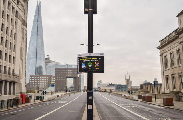 News Bilder des Tages January 15, 2021, London, United Kingdom: A Coronavirus Cases Are Rising In London sign on an empty London Bridge..England remains under lockdown as the government battles to keep the coronavirus pandemic under control. London United Kingdom - ZUMAs197 20210115_zab_s197_001 Copyright: xVukxValcicx