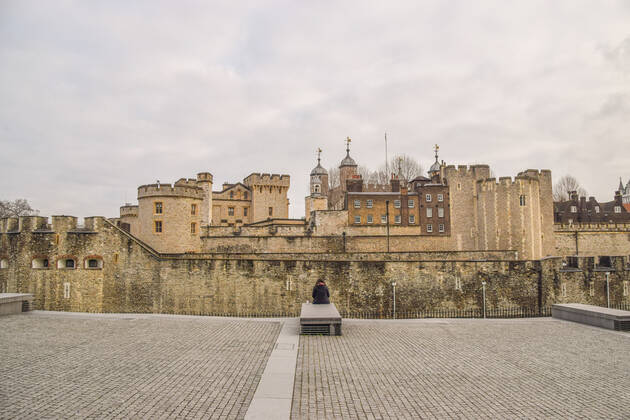 January 15, 2021, London, United Kingdom: A woman sits alone outside Tower of London, which would normally be crowded with tourists..England remains under lockdown as the government battles to keep the coronavirus pandemic under control. London United Kingdom - ZUMAs197 20210115_zab_s197_012 Copyright: xVukxValcicx