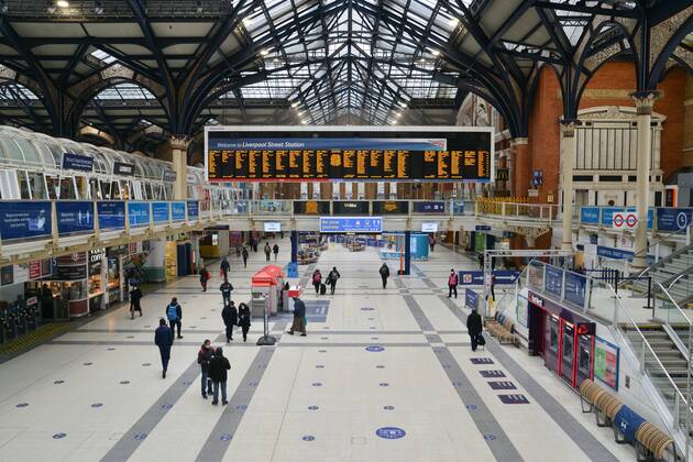 January 15, 2021, London, United Kingdom: Commuters seen at the rather empty Liverpool Street railway station during the 3rd London lockdown. London United Kingdom - ZUMAs197 20210115_zaa_s197_140 Copyright: xThomasxKrychx