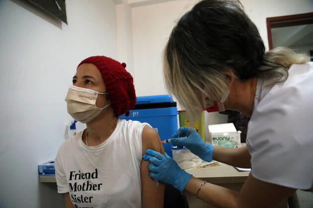 (210116) -- ANKARA, Jan. 16, 2021 -- A medical worker receives a dose of China s Sinovac COVID-19 vaccine at the Sabiha Uzun Maternal Child Health Center in Ankara, Turkey on Jan. 15, 2021. More than 600,000 health workers in Turkey have received their first doses of COVID-19 shots developed by China s Sinovac during the first two days of the country s vaccination program, Turkish Health Ministry s data showed on Friday. (Photo by Xinhua) TURKEY-ANKARA-HEALTH WORKER-COVID-19-VACCINATION MustafaxKaya 