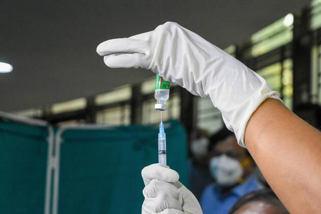 January 16, 2021, Kolkata, West Bengal, India: COVISHIELD vaccine being drawn into syringe before vaccination.With urgent effect , COVID vaccination drives starts in India from 16th of January 2021.The vaccination progrmae are allotted exclusive to the frontline health workers in its first phase of vaccine drive. As of now, COVISHIELD and COVAXIN has been approved by Indian government for use for vaccination. Kolkata India - ZUMAc211 20210116_zip_c211_007 Copyright: xDebarchanxChatterjeex