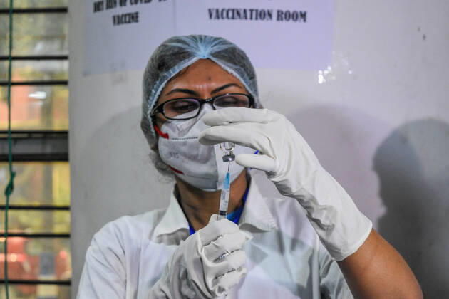 January 16, 2021, Kolkata, West Bengal, India: COVISHIELD vaccine being drawn into syringe before vaccination.With urgent effect , COVID vaccination drives starts in India from 16th of January 2021.The vaccination progrmae are allotted exclusive to the frontline health workers in its first phase of vaccine drive. As of now, COVISHIELD and COVAXIN has been approved by Indian government for use for vaccination. Kolkata India - ZUMAc211 20210116_zip_c211_011 Copyright: xDebarchanxChatterjeex