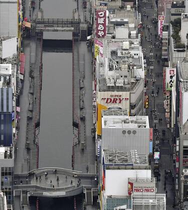 Osaka Pref. under coronavirus state of emergency Photo taken Jan. 16, 2021, from a Kyodo News helicopter shows far fewer pedestrians than usual in Osaka s Minami area on the first weekend after Osaka Prefecture was added to a list of places under a coronavirus state of emergency. 