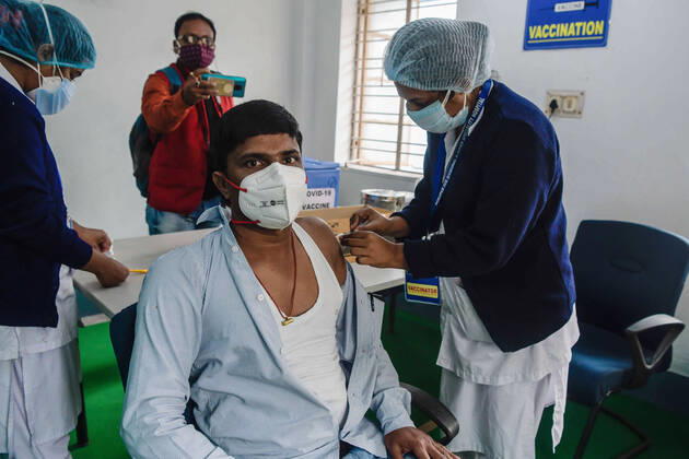 January 16, 2021, Kolkata, West Bengal, India: A nurse vaccinate a frontline health worker with Covishield Coronavirus vaccine developed by Oxford University and AstraZeneca Plc and Produced by Serum Institute Of India, at the Baruipur Sub Divisional & Super Speciality Hospital. After a year since the coronavirus pandemic began, claiming over 150.000 lives in India, Prime Minister Narendra Modi launched a nationwide vaccination drive against Covid-19, today. Kolkata India - ZUMAs197 20210116_zaa_s197_046 Copyright: xAvijitxGhoshx