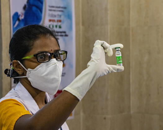 News Bilder des Tages Covid-19 vaccination starts in Kolkata India starts the first phase of vaccination from today, 16th January 2021. Covishield made by Serum Institute of India in partnership with British company AstraZeneca and Covaxin which is developed by Bharat Biotech in collaboration with the Indian Council of Medical Research (ICMR) is two vaccines which will be applied from today. On the 1st stage, nearly 3 lakh healthcare workers will get the vaccine. This vaccination brings a ray of hope among the people of India. Kolkata West Bengal India Copyright: AmlanxBiswas