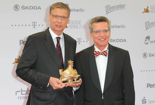 Goldene Henne 19 09 2012 host Guenther Jauch, prize winner Karl Ernst Thomas de Maiziere CDU , politician, Federal Minister of Defense, at the award ceremony of the Goldene Henne at the Theater am Potsdamer Platz, Marlene Dietrich Platz 1, Berlin 19 09 2012.