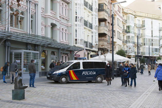 The National Police patrol next to a terrace at 5 p.m. on the day of the entry into force of new restrictions imposed by the government of La Rioja, in Logrono, La Rioja, Spain, on 16 January 2021. From this 16th of January, shops, hotels and gyms will have to adapt their schedules, this time at 5 pm. At this time of day, the closure of these establishments has been established as one of the new restrictions imposed by the Riojan Government in view of the advance of the pandemic and the increase in contagion in the region. 16 JANUARY 2021 SHOW Fotografia LagenciaEP 01 16 2021 Logrono Logrono Spain Copyright: xSHOWxFotografiax 3520346
