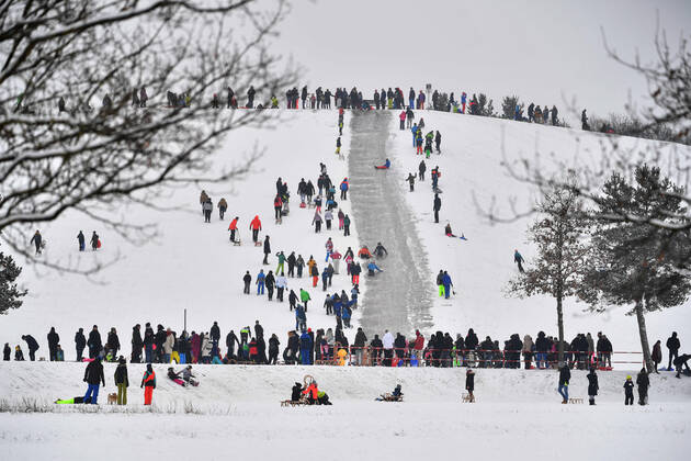 On the Riemer Berg in the Riemer Park in Munich sledders are crowded after a new snowfall on 17 01 2021 Corona rules are not respected