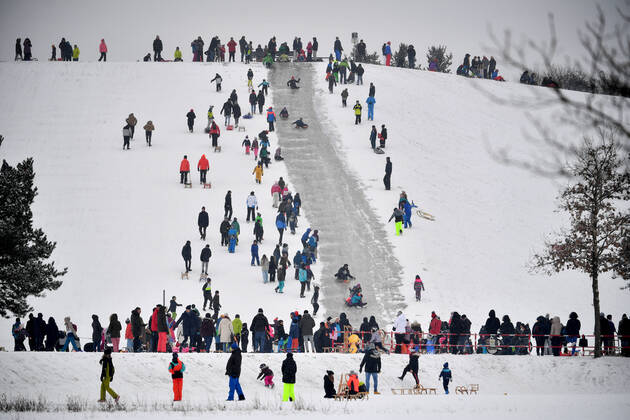 On the Riemer Berg in the Riemer Park in Munich sledders are crowded after a new snowfall on 17 01 2021 Corona rules are not respected
