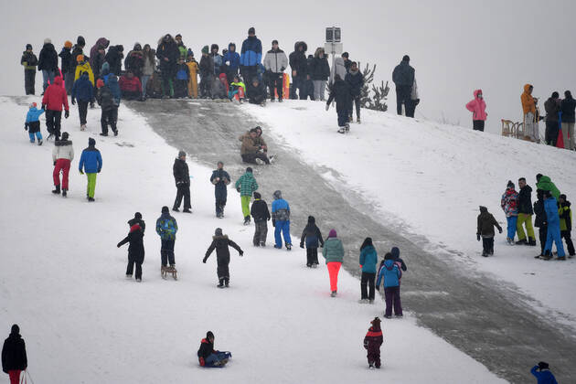 On the Riemer Berg in the Riemer Park in Munich sledders are crowded after a new snowfall on 17 01 2021 Corona rules are not respected